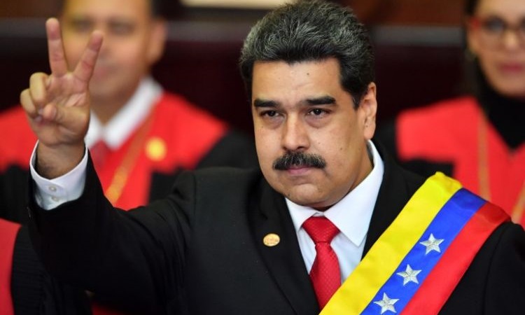 Venezuela's President Nicolas Maduro flashes the victory sign after being sworn-in for his second mandate, at the Supreme Court of Justice (TSJ) in Caracas on January 10, 2019. - Maduro begins a new term that critics dismiss as illegitimate, with the economy in free fall and the country more isolated than ever. (Photo by Yuri CORTEZ / AFP)