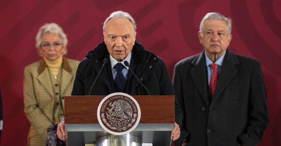 CIUDAD DE MÉXICO, 10ENERO2019.- Alejandro Gertz-Manero, encargado del despacho de la Procuraduría General de la República (PGR), responde a preguntas de los medios de comunicación, durante la conferencia matutina del presidente de México, Andrés Manuel López Obrador.
FOTO: MISAEL VALTIERRA / CUARTOSCURO.COM