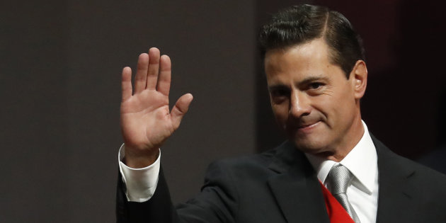 El presidente mexicano Enrique Peña Nieto saluda al llegar a dar su sexto y último informe de gobierno en el Palacio Nacional, en Ciudad de México, el lunes 3 de septiembre de 2018. (AP Foto/Rebecca Blackwell)