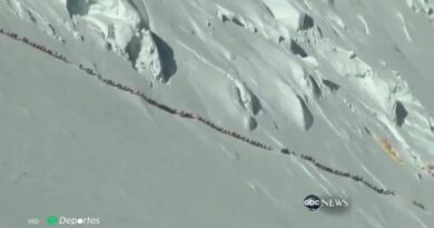 Difunden video de más de 200 personas subiendo juntas el Everest Difunden video de más de 200 personas subiendo juntas el Everest