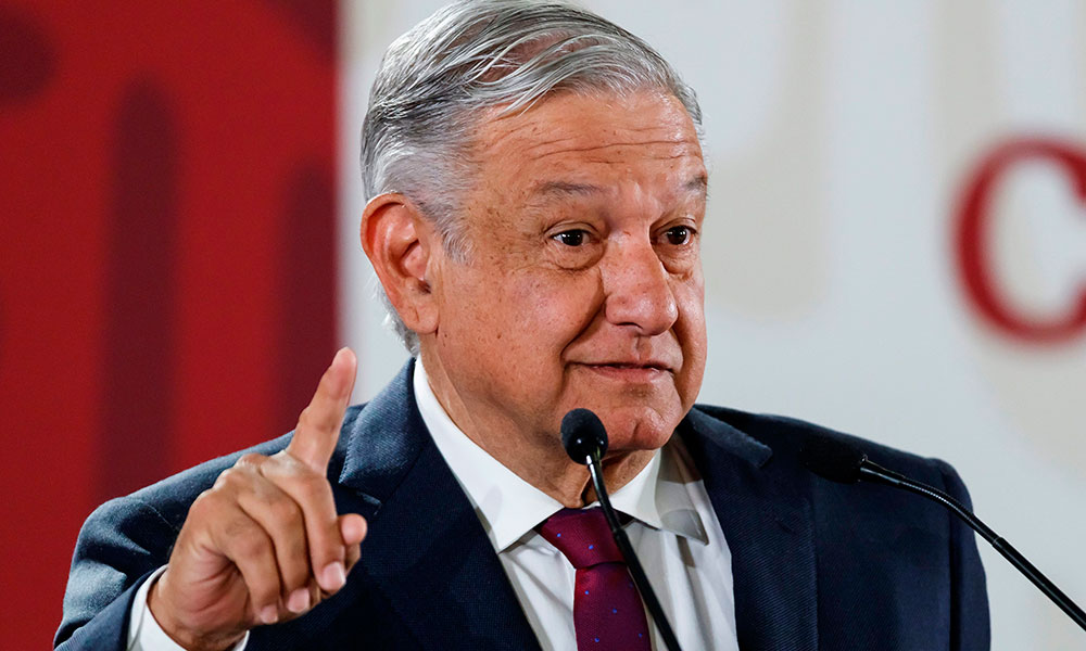 MEX1103. CIUDAD DE MÉXICO (MÉXICO), 02/05/2019.- El presidente de México, Andrés Manuel López Obrador, habla este jueves durante su conferencia de prensa matutina en el Palacio Nacional en Ciudad de México (México). López Obrador sostuvo que la economía mexicana va "requetebién", mantuvo su objetivo de lograr un crecimiento del 4 % y anunció la celebración de una convención de inversionistas extranjeros. EFE/José Méndez