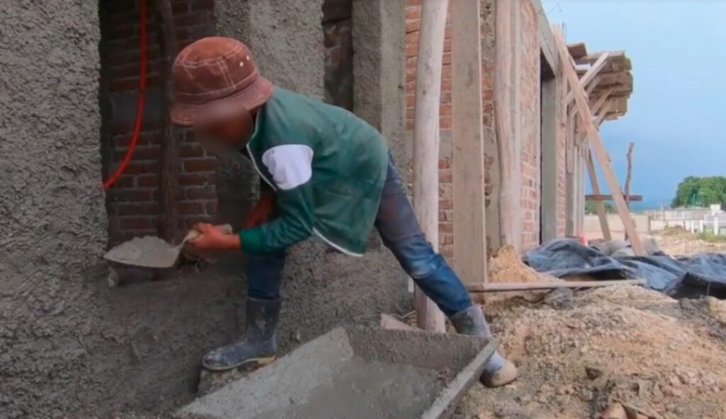 Niño que trabajó como albañil en vacaciones recibe apoyo para comprar ...