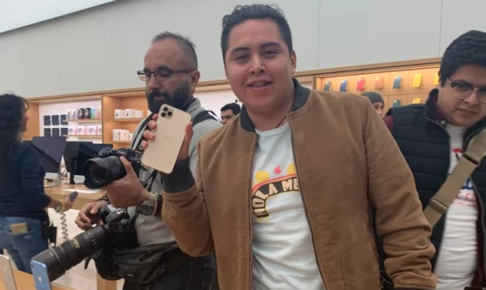 Arturo Delgado es el primer mexicano en comprar el nuevo iPhone 11