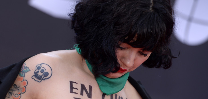 EDITORS NOTE: Graphic content / Chilean singer Mon Laferte, exposes her chest with writings reading "In Chile they torture, rape and kill", as she arrives at the 20th Annual Latin Grammy Awards in Las Vegas, Nevada, on November 14, 2019. (Photo by Bridget BENNETT / AFP) / ALTERNATE CROP