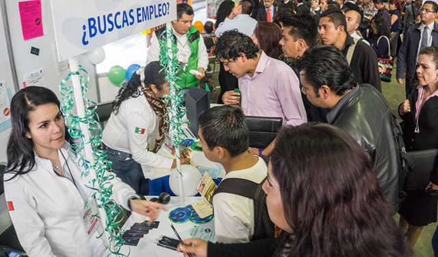 MÉXICO, D.F., 26MARZO2015.- Miles de personas, principalmente jóvenes, acuden a la Feria del Empleo que organiza el Gobierno del Distrito Federal, y donde según datos de las autoridades se ofertarán cerca de 700 vacantes, entre ayudantes en general, trabajadores de limpieza y telefonistas en "call center". 
FOTO: ISAAC ESQUIVEL /CUARTOSCURO.COM