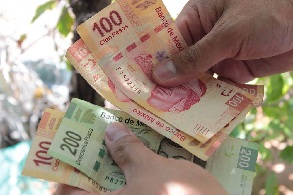 Puebla pue ,06-04-2013
Medio de intercambio común y generalmente aceptado por una sociedad que es usado para el pago de  bienes y  servicios 


Foto:Tania Olmedo/Esimagen.com.mx!!