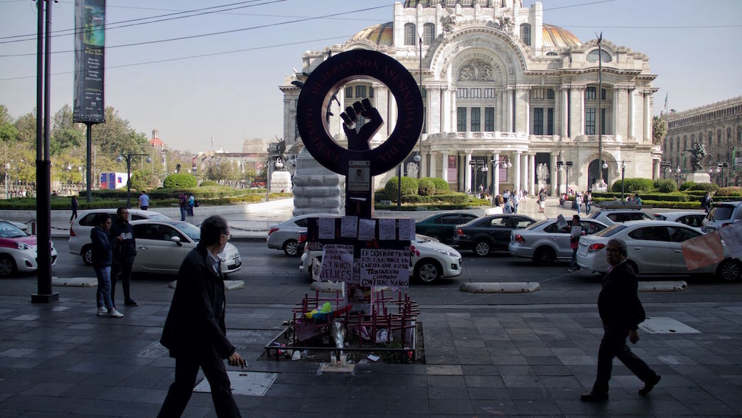 CIUDAD DE MÉXICO, 20FEBRERO2020.- Continúa el memorial en la Antimonumenta del feminicidio, ubicado frente al Palacio de Bellas Artes. Flores, bordados, veladoras y fotografías fueron colocadas el día de ayer por mujeres feministas por la niña Fátima Cecilia cuyos restos fueron localizados en la alcaldía de Tláhuac el pasado fin de semana así como Ingrid Escamilla y miles de casos más de feminicidio.
FOTO: ANDREA MURCIA/CUARTOSCURO.COM