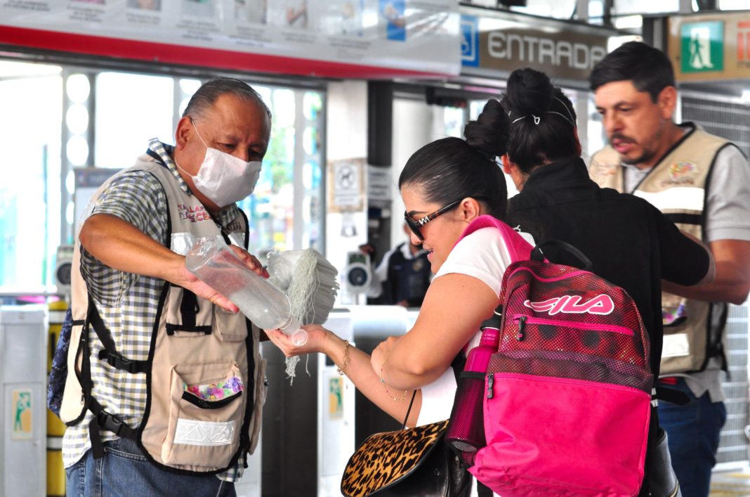 CIUDAD DE MÉXICO, 15ABRIL2020.- Personal del Metro de la capital, regala cubrebocas y gel antibacterial para los usuarios de este transporte, ya que como medida de prevención a partir del Viernes 17 de Abril, será obligatorio el uso de cubrebocas para poder viajar en la red.
FOTO: ADRIANA ÁLVAREZ/CUARTOSCURO.COM