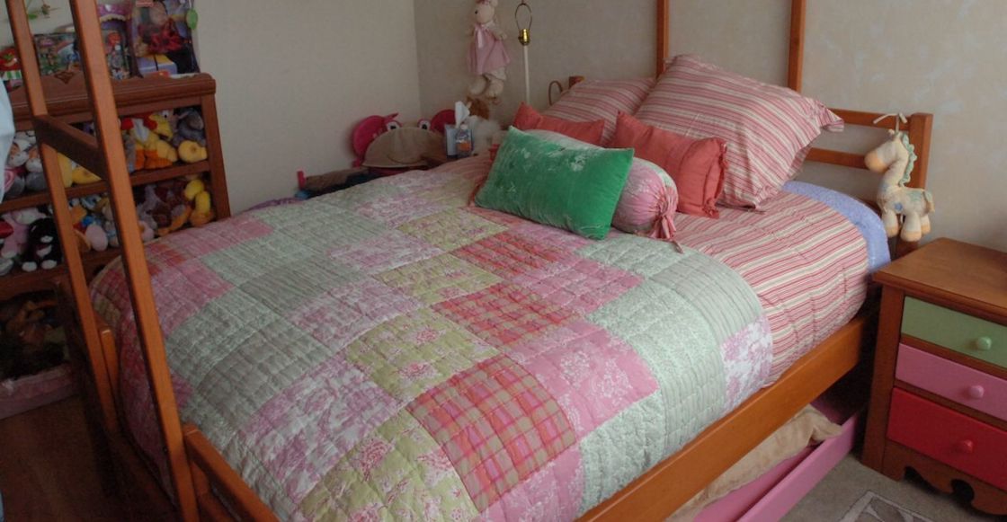 MÉXICO, D.F., 31MARZO2010.- Tras unas búsqueda exhaustiva de familiares, amigos y peritos de la Procuraduría de Justicia del Estado de México fue encontrado el cadáver de Paulette Gevara Farah, quien desapareció en el transcurso del viernes para amanecer sábado y cuya madre reportará su ausencia cuando no la encontró en su cuarto. La madrugada de hoy la policía llevó a cabo una reconstrucción de hechos y ubicó los retos de la pequeña que estaban debajo de su cama envueltos en una bolsa de plástico. La imagen fue tomada el 27 de marzo del 2010 y corresponde a un visita que varios medios de comunicación realizaron en su domicilo ubicado en la calle Hacienda del Ciervo 11, Interior C-1, de la colonia Hacienda de las Palmas en el municipio de Huixquilucan, con permiso a la señora Lizette Farah para fotografiar y grabar la habitación.
FOTO: IVÁN MENDEZ/CUARTOSCURO.COM