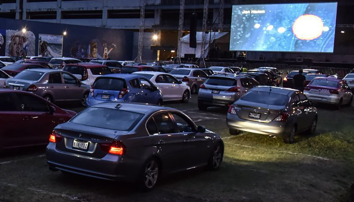 CIUDAD DE MÉXICO, 04JULIO2020. - Decenas de personas se dieron cita en la inauguración del Autocinema “Oper Air” en la Arena Ciudad de México, como alternativa de espectáculo durante la pandemia de coronavirus (Covid-19) que se vive en el país.
FOTO: MARIO JASSO /CUARTOSCURO.COM