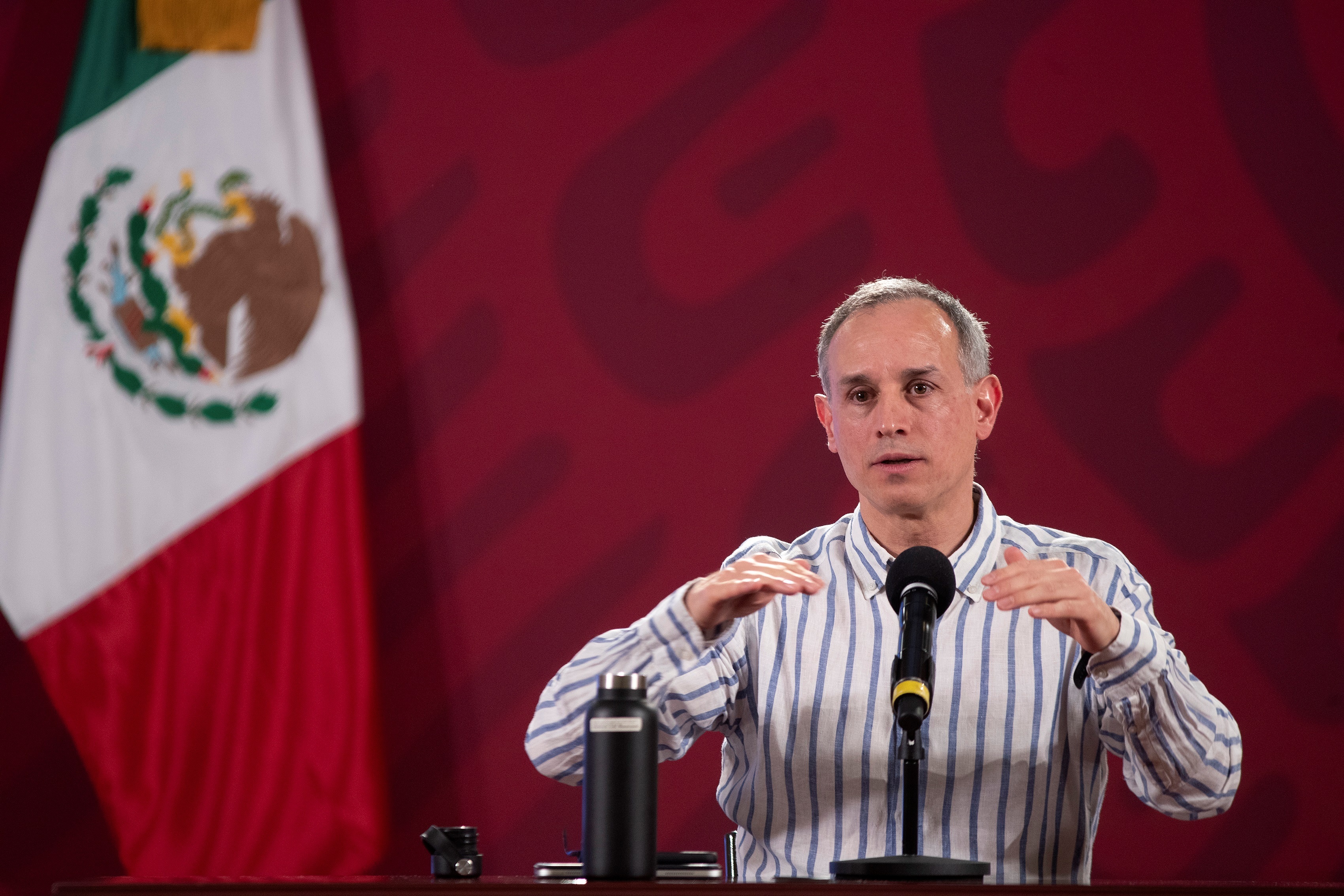 Fotografía cedida este sábado por la presidencia de México, del subsecretario de Prevención y Promoción de la Salud, Hugo López-Gatell, durante una rueda de prensa en Palacio Nacional de Ciudad de México (México). EFE/Presidencia de México/
