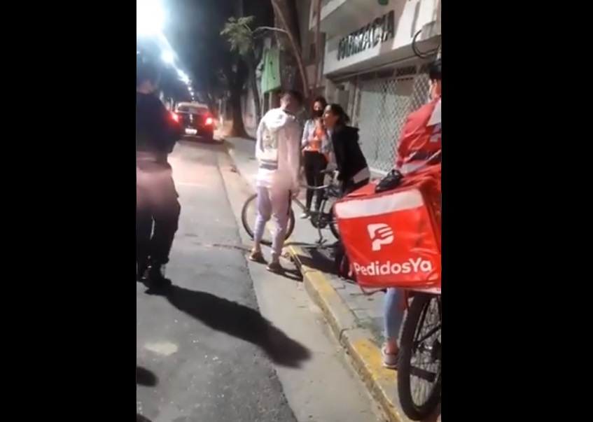 Roban bicicleta a repartidor de comida y clienta le regala la suya -